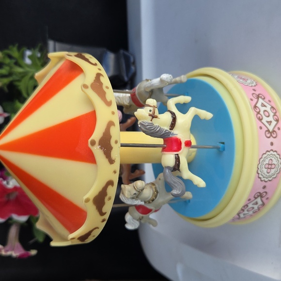Classic Horse Carousel Music Box 1970's - Picture 3 of 10